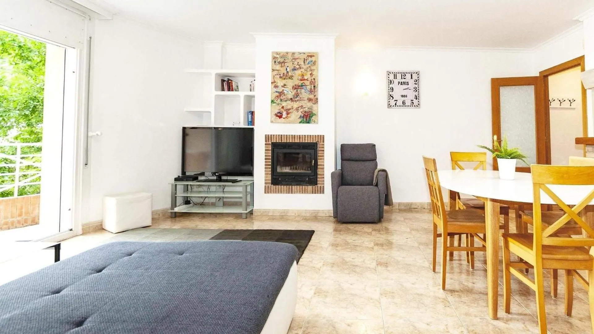 Spacious Apartment In The Heart Of Roses