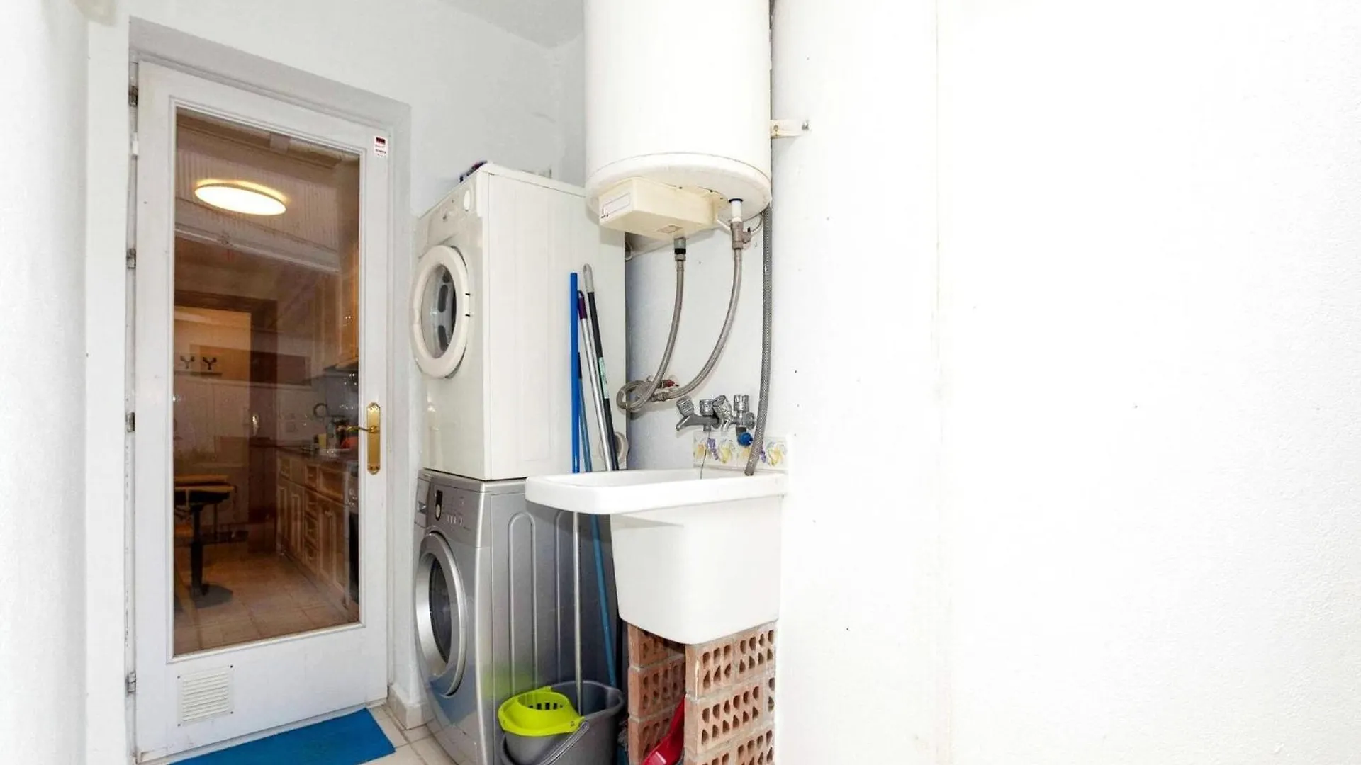 Spacious Apartment In The Heart Of Roses