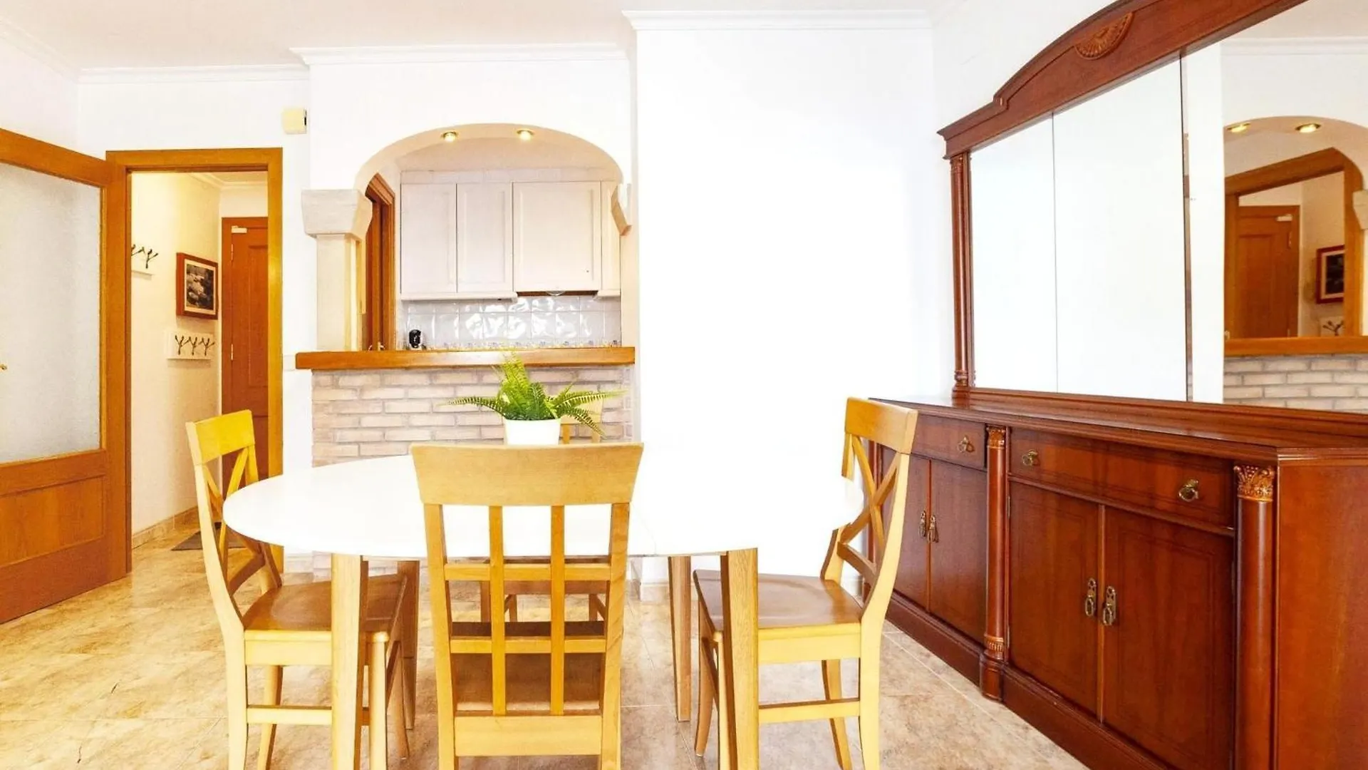Spacious Apartment In The Heart Of Roses
