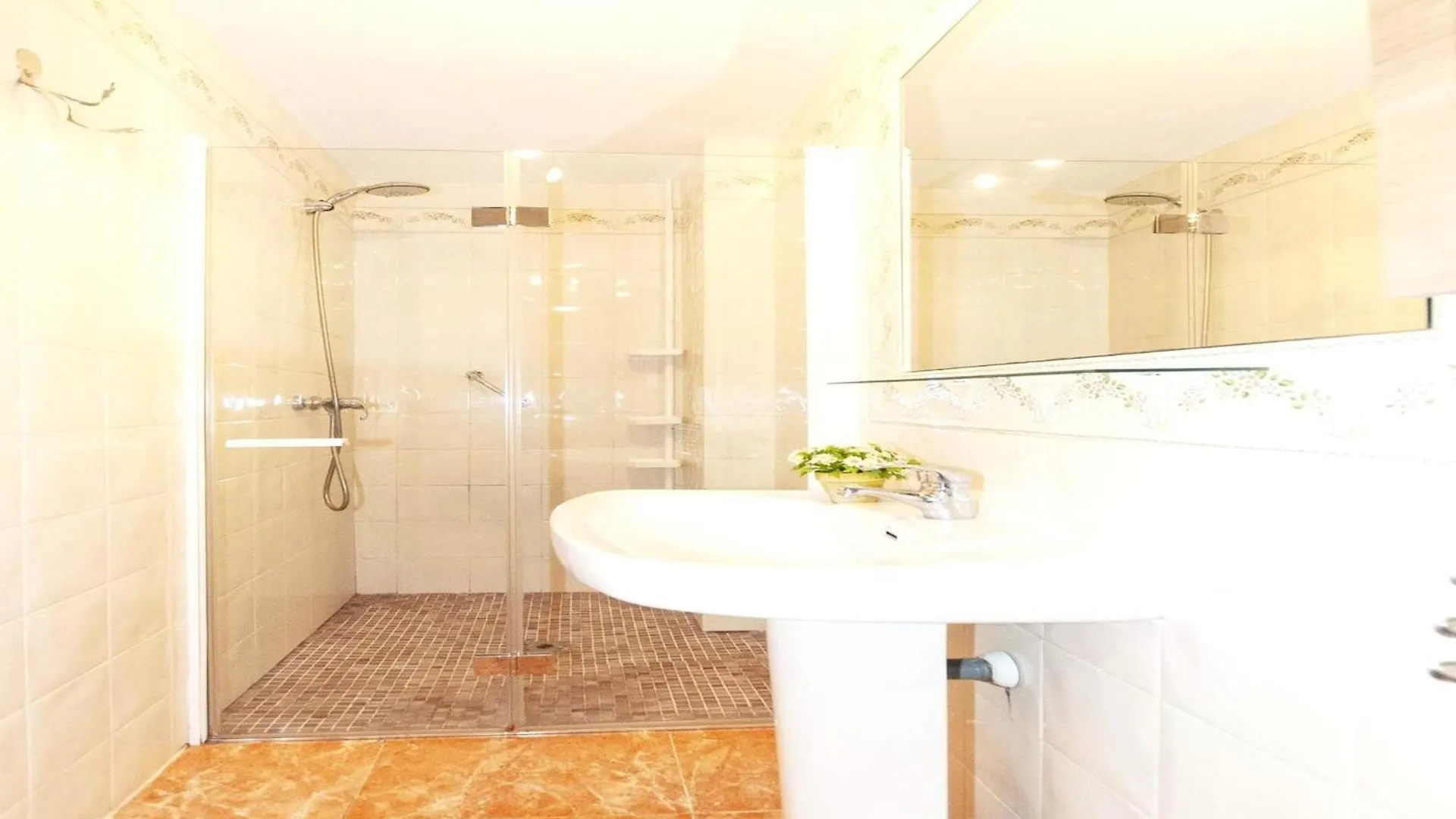 Spacious Apartment In The Heart Of Roses