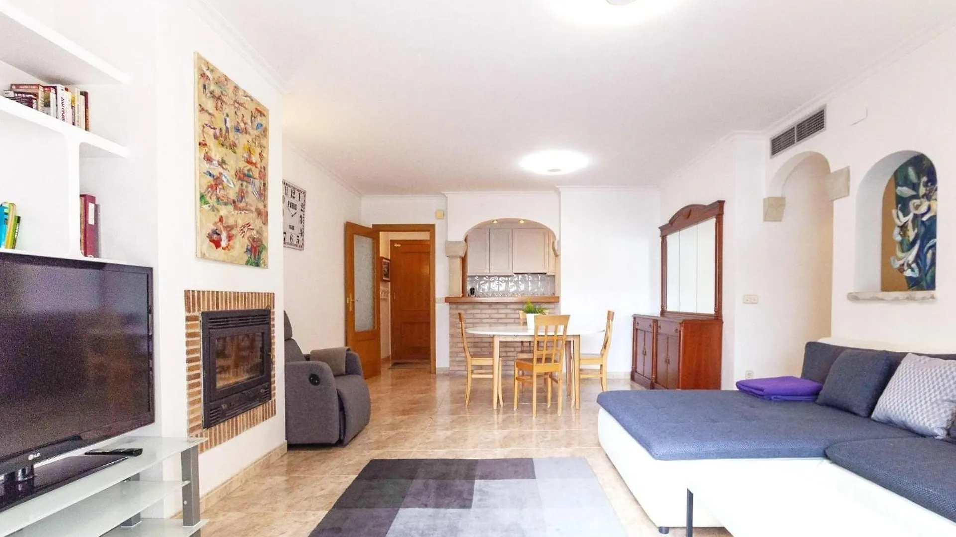 Spacious Apartment In The Heart Of Roses