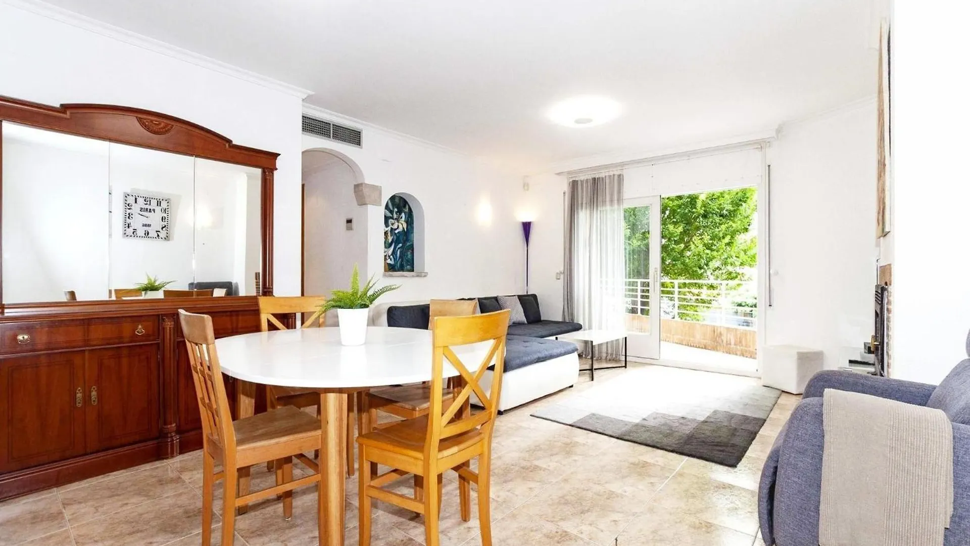 Spacious Apartment In The Heart Of Roses
